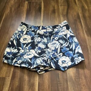 Abercrombie & Fitch floral black white and blue skort size M